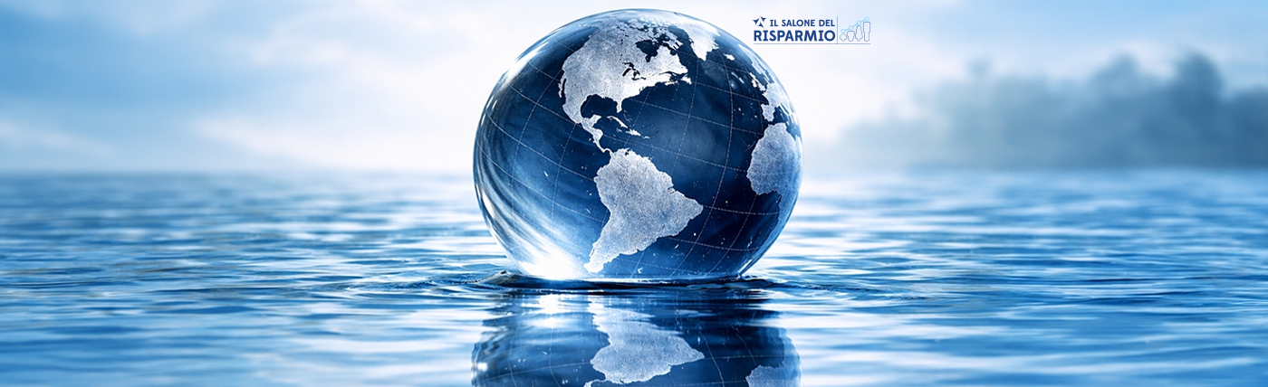 Un mappamondo che raffigura le Americhe galleggia su acque blu e tranquille sotto un cielo nuvoloso, a simboleggiare la connessione globale e la sostenibilità. La scritta recita: «Il Salone del Risparmio».