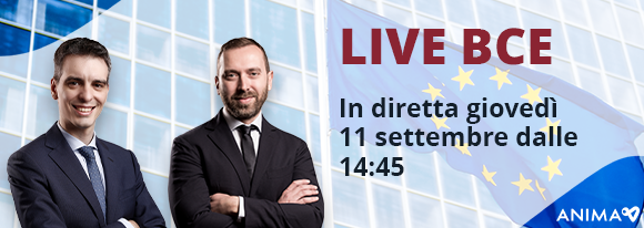 Due figure ben vestite davanti allo sfondo di un edificio moderno, con i colori della bandiera europea, che annunciano un evento della BCE in diretta.