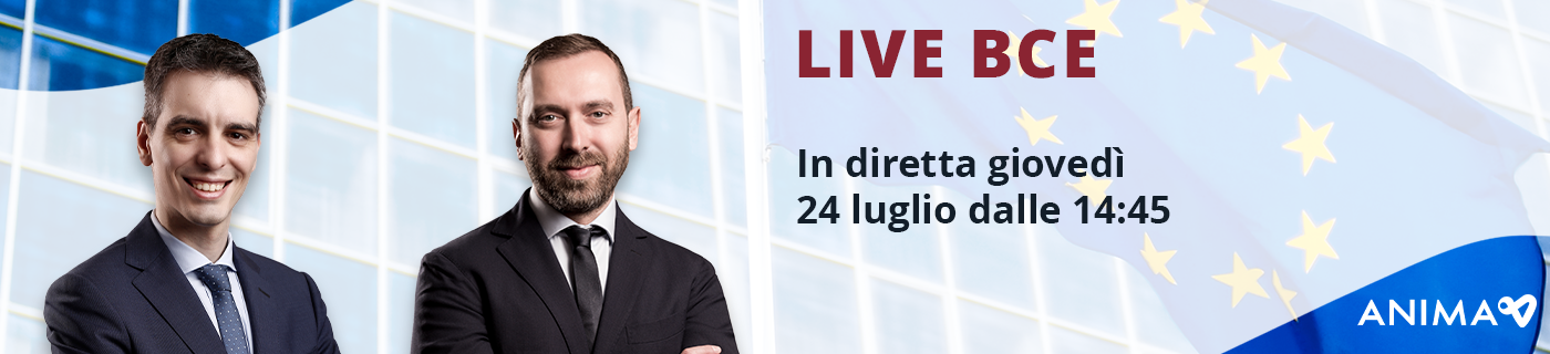 Due professionisti in giacca e cravatta che hanno sullo sfondo un edificio moderno e la bandiera dell'Unione Europea, in cui promuovono un evento "Live BCE" in diretta il 24 luglio alle ore 14:45.