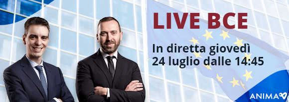 Due professionisti in giacca e cravatta che hanno sullo sfondo un edificio moderno e la bandiera dell'Unione Europea, in cui promuovono un evento "Live BCE" in diretta il 24 luglio alle ore 14:45.