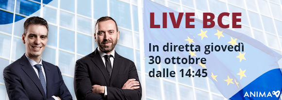 Due professionisti in giacca e cravatta che hanno sullo sfondo un edificio moderno e la bandiera dell'Unione Europea, in cui promuovono un evento "Live BCE"