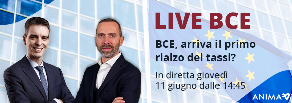 Due professionisti in giacca e cravatta che hanno sullo sfondo un edificio moderno e la bandiera dell'Unione Europea, in cui promuovono un evento "Live BCE"