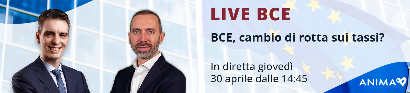 Due professionisti in giacca e cravatta che hanno sullo sfondo un edificio moderno e la bandiera dell'Unione Europea, in cui promuovono un evento "Live BCE"