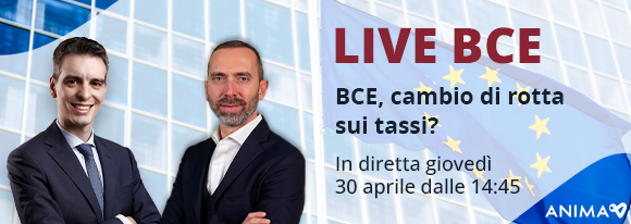 Due professionisti in giacca e cravatta che hanno sullo sfondo un edificio moderno e la bandiera dell'Unione Europea, in cui promuovono un evento "Live BCE"
