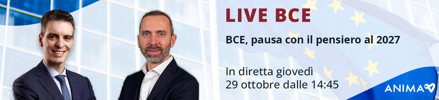 Due professionisti in giacca e cravatta che hanno sullo sfondo un edificio moderno e la bandiera dell'Unione Europea, in cui promuovono un evento "Live BCE"