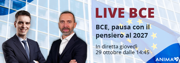 Due professionisti in giacca e cravatta che hanno sullo sfondo un edificio moderno e la bandiera dell'Unione Europea, in cui promuovono un evento "Live BCE"