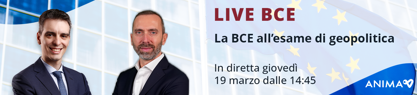 Due professionisti in giacca e cravatta che hanno sullo sfondo un edificio moderno e la bandiera dell'Unione Europea, in cui promuovono un evento "Live BCE"