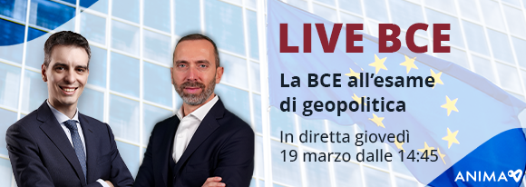 Due professionisti in giacca e cravatta che hanno sullo sfondo un edificio moderno e la bandiera dell'Unione Europea, in cui promuovono un evento "Live BCE"