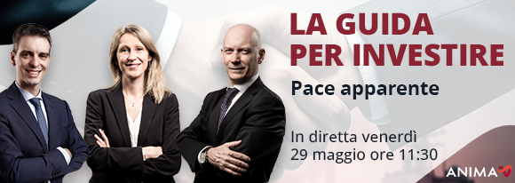 Tre professionisti in abito da lavoro sono insieme per promuovere un evento: La guida per investire