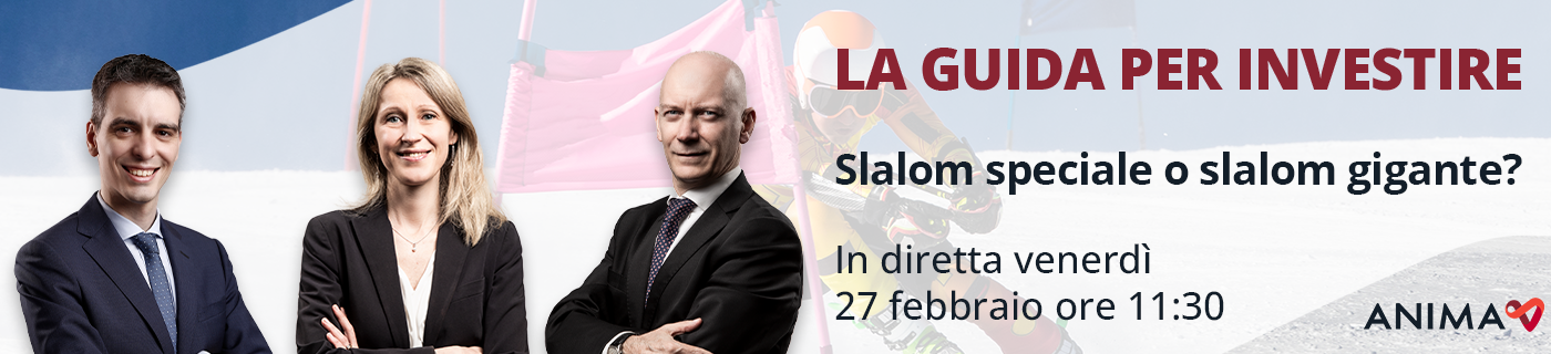 Tre professionisti in abito da lavoro sono insieme per promuovere un evento