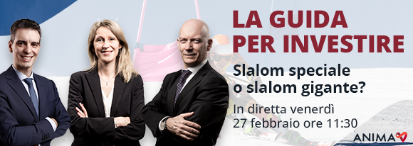 Tre professionisti in abito da lavoro sono insieme per promuovere un evento