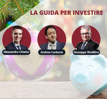 Tre uomini in giacca e cravatta sono ritratti in cornici circolari su uno sfondo festivo con luci sfocate e rami di pino. Testo: “La Guida per Investire”