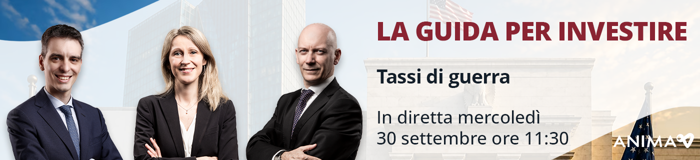 Tre professionisti in abito da lavoro sono insieme per promuovere un evento: La guida per investire