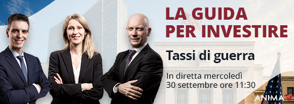 Tre professionisti in abito da lavoro sono insieme per promuovere un evento: La guida per investire