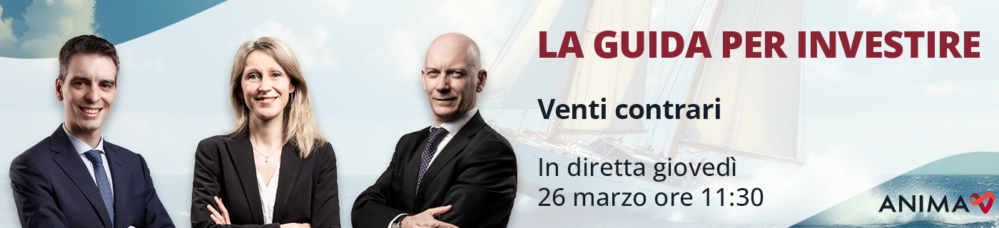 Tre professionisti in abito da lavoro sono insieme per promuovere un evento