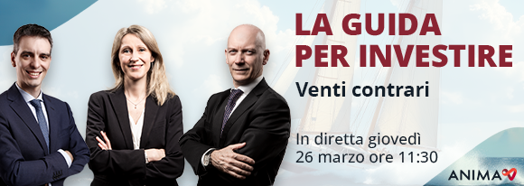 Tre professionisti in abito da lavoro sono insieme per promuovere un evento