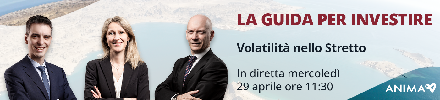 Tre professionisti in abito da lavoro sono insieme per promuovere un evento: La guida per investire