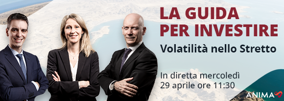 Tre professionisti in abito da lavoro sono insieme per promuovere un evento: La guida per investire