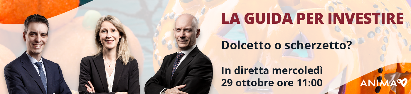 Tre professionisti in abito da lavoro sono insieme per promuovere un evento: La guida per investire