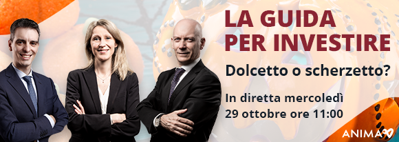 Tre professionisti in abito da lavoro sono insieme per promuovere un evento: La guida per investire