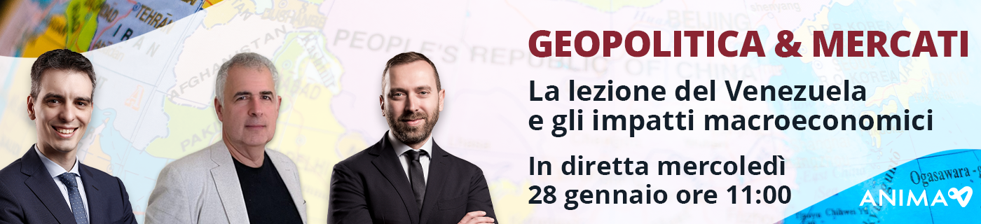 Tre professionisti in abito da lavoro sono insieme per promuovere un evento